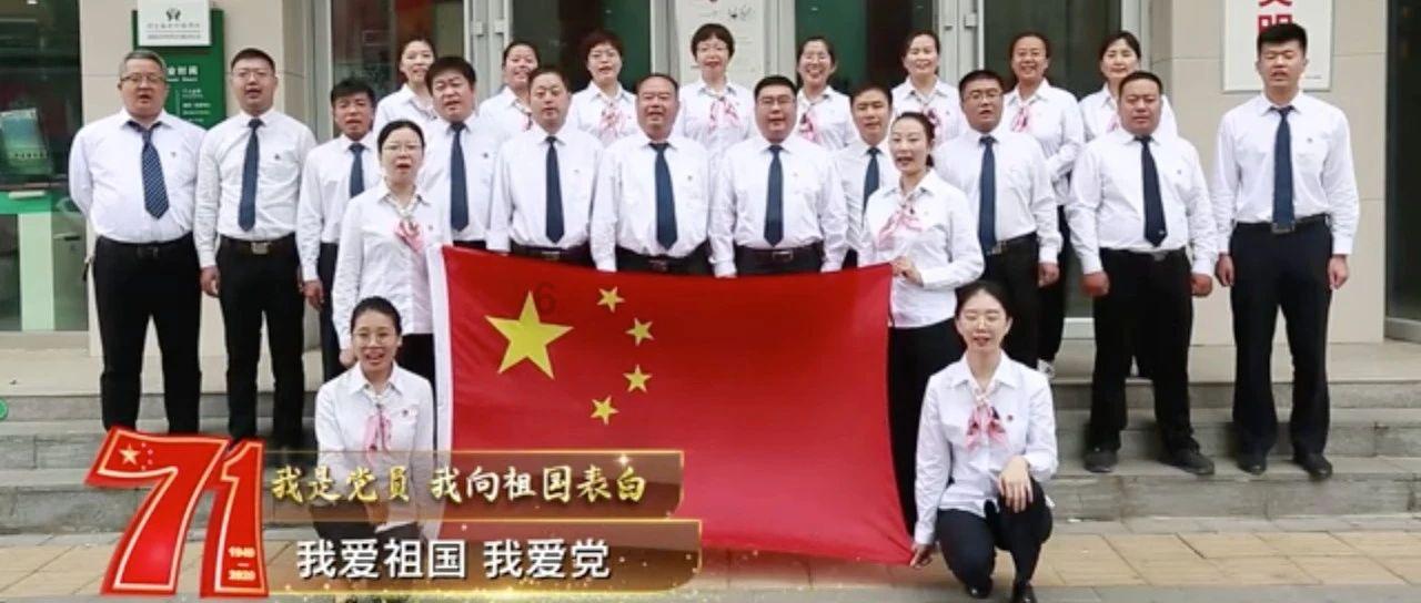 不想走了？哈尔滨火车站候车大厅里有个小土豆，应该是昨晚去冰雪大世界蹦迪唱歌了